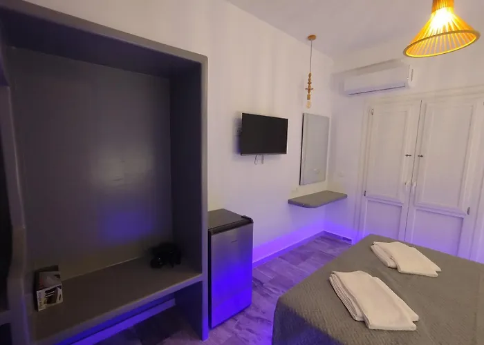 White & Blue * Kamári